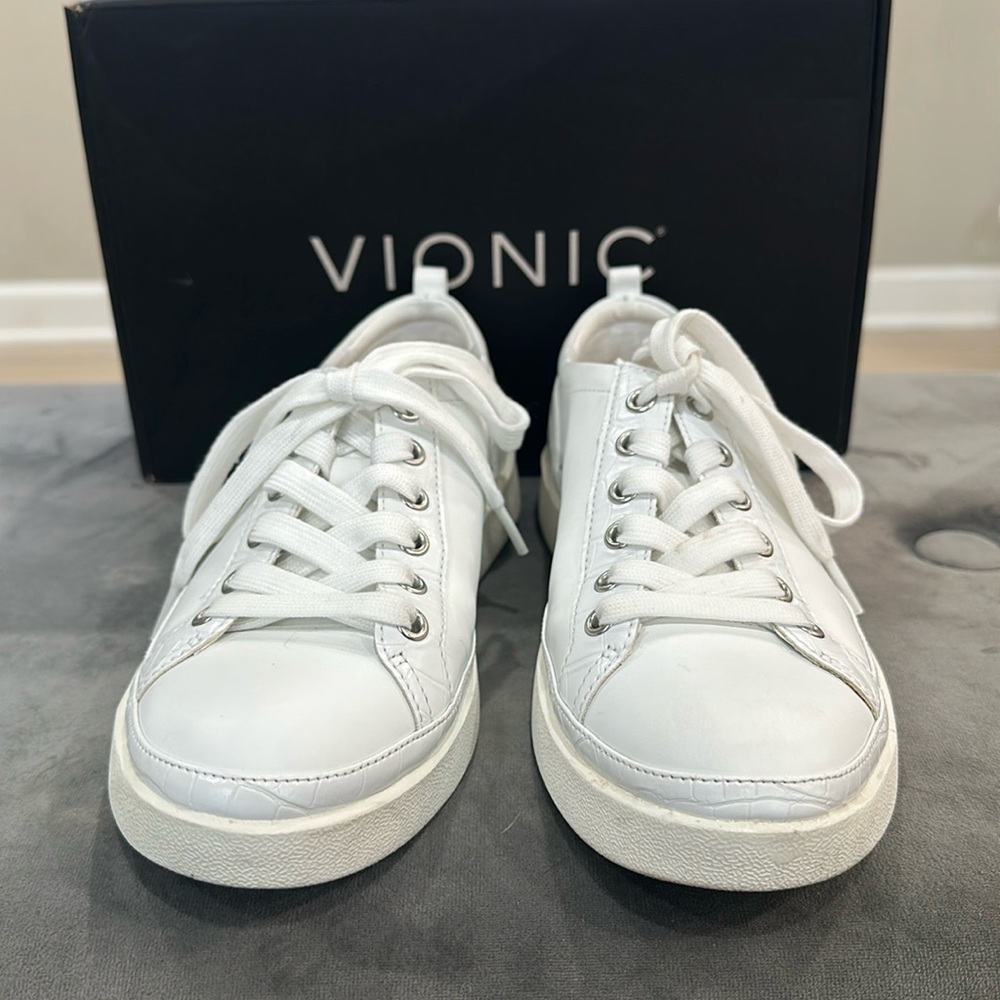 Vionic white women’s shoes size 7W